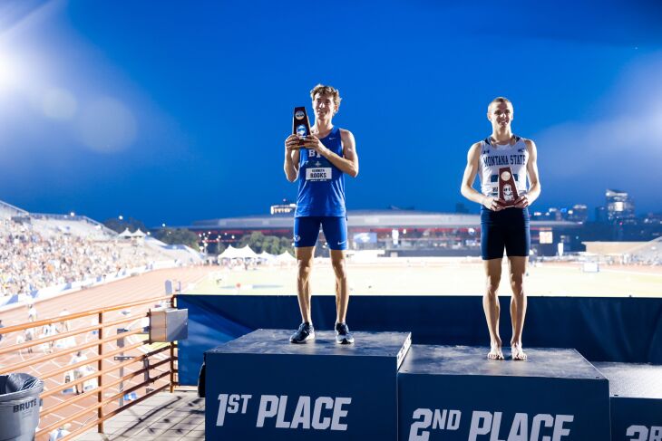 Kenneth Rooks, da BYU, segura seu troféu depois de vencer um campeonato de corrida de obstáculos de 3.000 metros no NCAA Outdoor Track and Field Championships em Austin, Texas, na sexta-feira, 9 de junho.