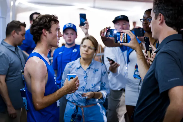 Kenneth Rooks, da BYU, fala à imprensa norte-americana após vencer um campeonato de corrida de obstáculos de 3.000 metros no NCAA Outdoor Track and Field Championships em Austin, Texas, na sexta-feira, 9 de junho. BYU Athletics