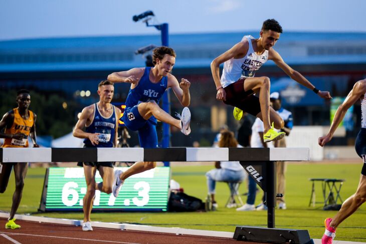 Kenneth Rooks da BYU supera um obstáculo em seu caminho para vencer um campeonato de corrida de obstáculos de 3.000 metros no NCAA Outdoor Track and Field Championships em Austin, Texas, na sexta-feira, 9 de junho.