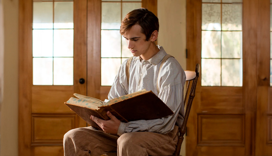 Joseph Smith mais jovem lendo um livro.